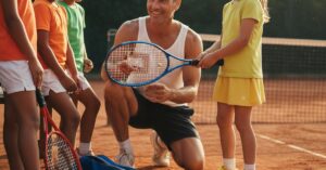 Wybór odpowiedniego sprzętu do tenisa dla początkujących dzieci: poradnik