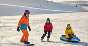 Najnowsze trendy w sportach zimowych dla dzieci: Odkryj zabawę na śniegu!